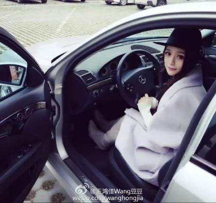 大陆女子微博狂晒豪车炫富 网友:又一个郭美美