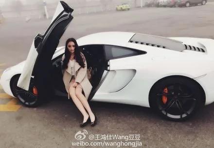 大陆女子微博狂晒豪车炫富 网友:又一个郭美美