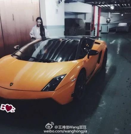 大陆女子微博狂晒豪车炫富 网友:又一个郭美美