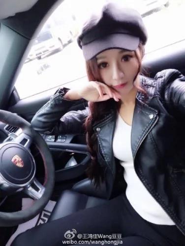 大陆女子微博狂晒豪车炫富 网友:又一个郭美美