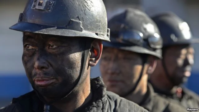 中國山西一些煤礦工人等待洗澡。（2014年12月5日）中國很多煤礦工人失業