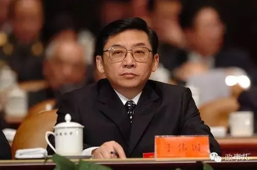 石泰峰出生於1956年，也將滿60歲。他曾先後獲得北大法學學士和碩士學位，作為理論型幹部長期在中央黨校任職，並早在1993年就享受國務院政府特殊津貼。任職中央黨校副校長近9年後，石泰峰於2010年「空降」江蘇任省委常委、省委組織部長，2011年起任江蘇專職副書記，並於2014年6月兼任蘇州市委書記。