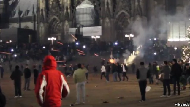 难民在火车站广场上专往人群里放火箭爆竹的视频截图