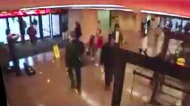 美国人在地铁里的一个发人深思的实验:如果是你,你会驻足停下吗?