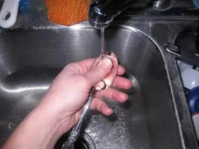 切完洋葱后反覆摩擦不锈钢勺子⋯⋯奇迹发生了!