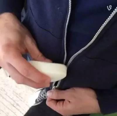 切完洋葱后反覆摩擦不锈钢勺子⋯⋯奇迹发生了!
