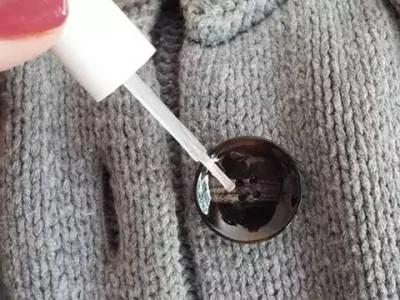 切完洋葱后反覆摩擦不锈钢勺子⋯⋯奇迹发生了!