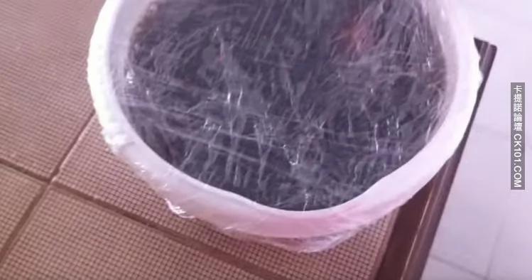 将鸡蛋泡在可乐中一年又一年后…这不是我要的结果!