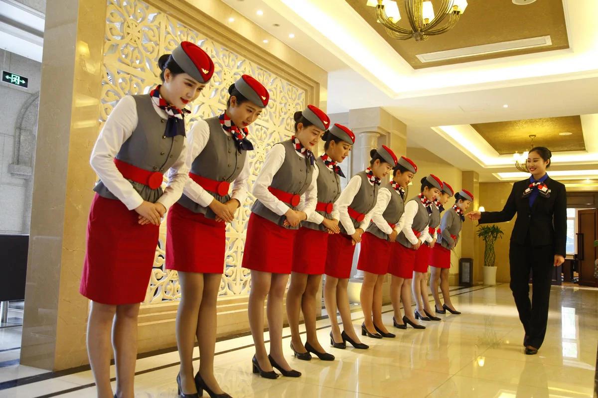 空姐是这样练成的 练礼仪双腿扭成L型