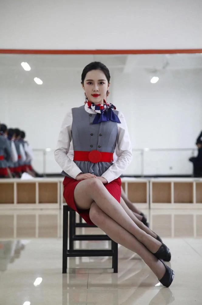 空姐是这样练成的 练礼仪双腿扭成L型