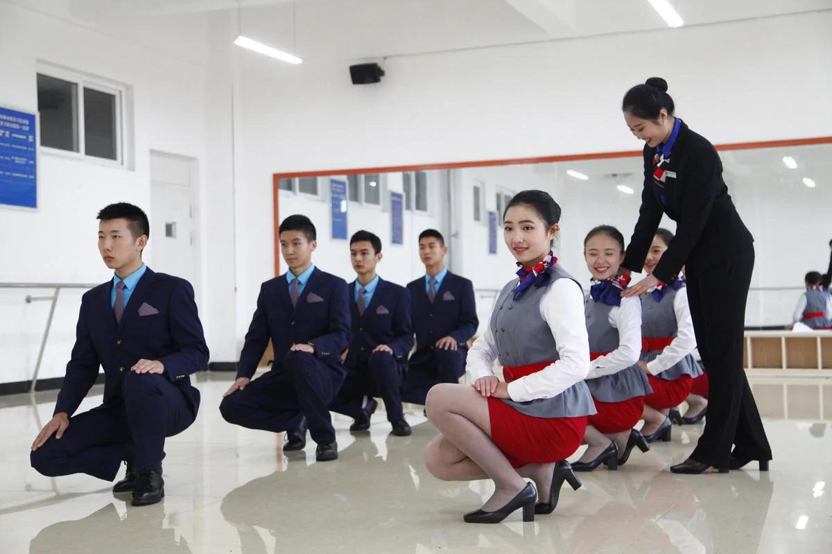 空姐是这样练成的 练礼仪双腿扭成L型