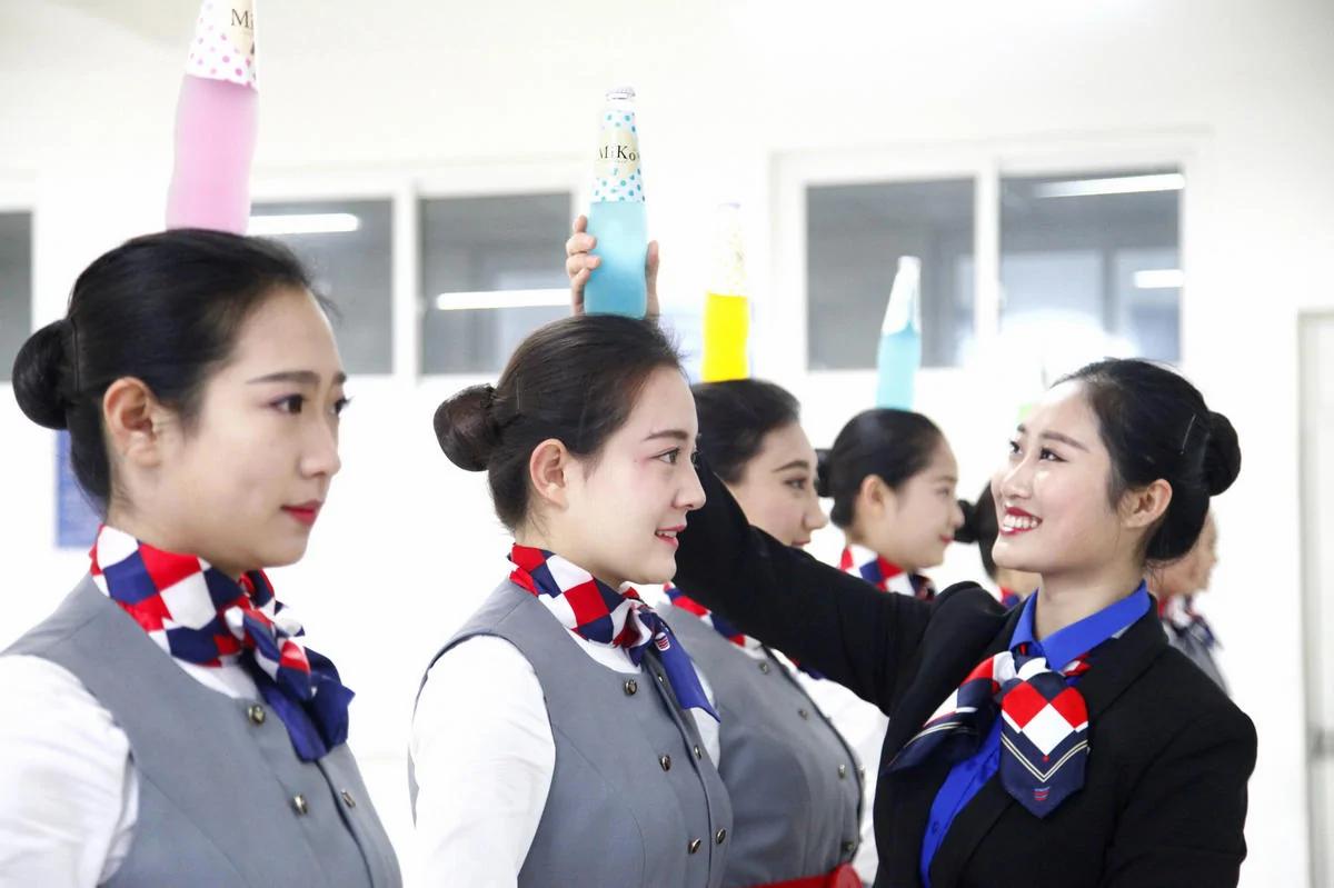 空姐是这样练成的 练礼仪双腿扭成L型