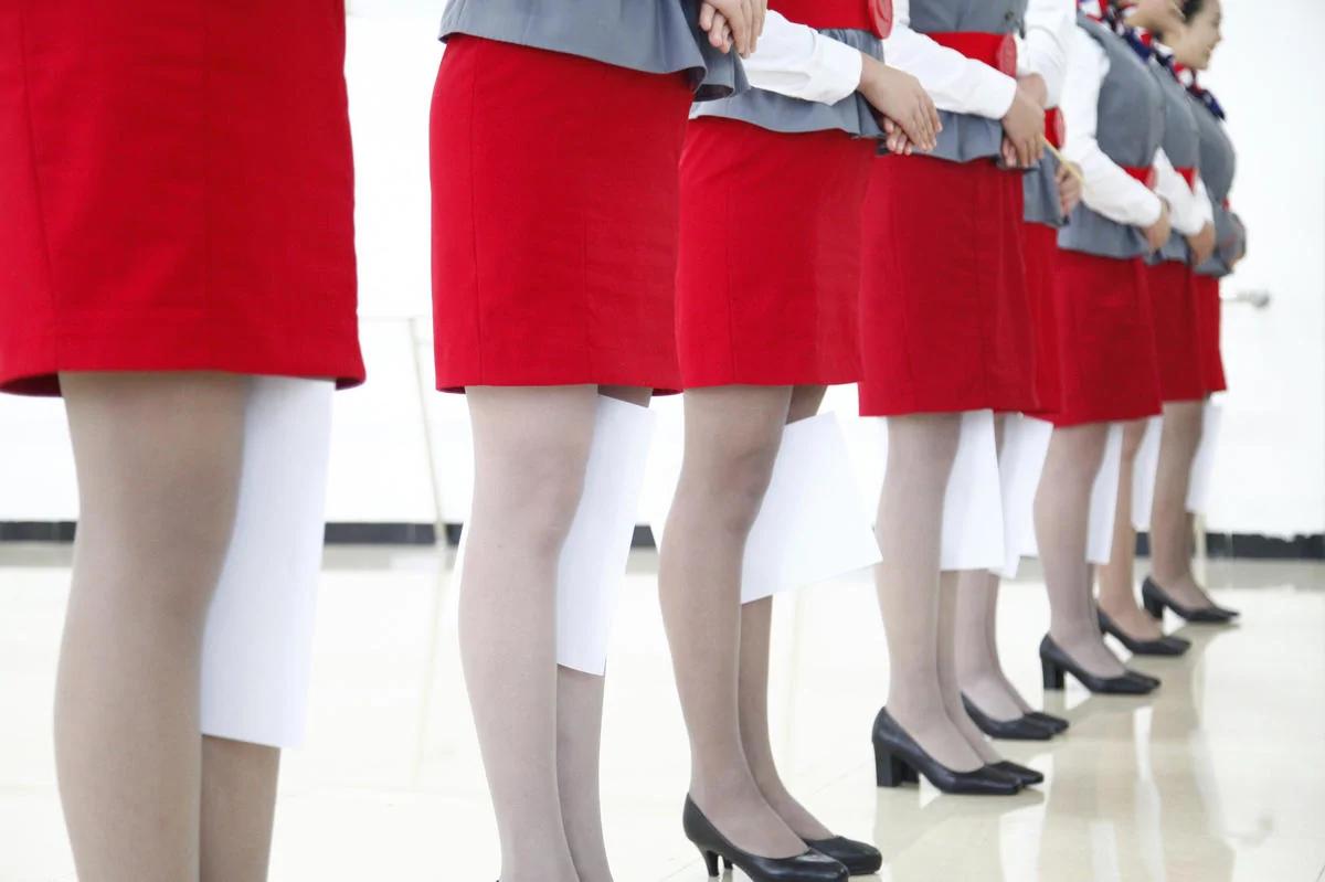 空姐是这样练成的 练礼仪双腿扭成L型