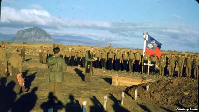 在韓國濟州島山房山腳下為幾位選擇去台灣的志願軍戰俘舉行葬禮（1952年，美軍憲兵拍攝）