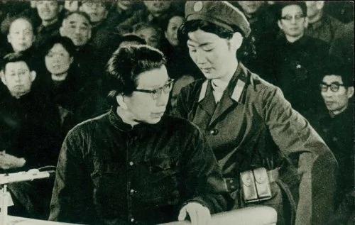 邓小平曾当着外国记者的面给江青打分
