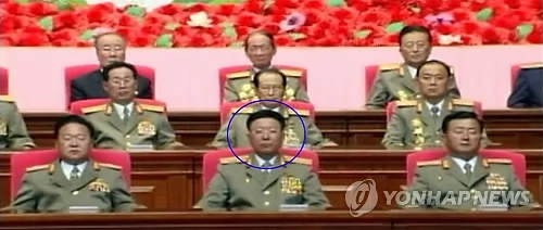 资料图片：用篮圈标记的是李永吉。这是朝鲜中央电视台于2013年9月8日播出的视频截图。（韩联社/朝鲜中央电视台）