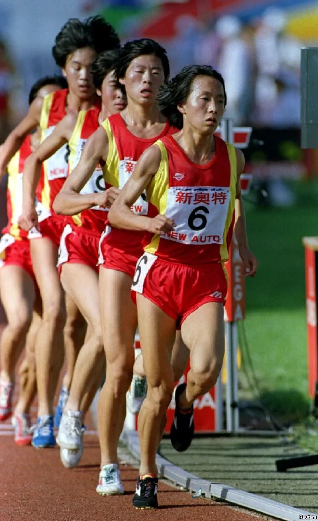 王軍霞帶領馬家軍在全運會上參加女子3000米競賽,創下世界紀錄.(資料照片)