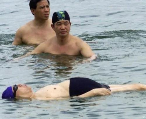 江泽民在死海游泳旧照 恶心!跟帖惊人