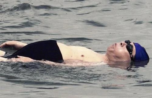 江泽民在死海游泳旧照 恶心!跟帖惊人