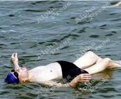 江泽民在死海游泳旧照 恶心!跟帖惊人