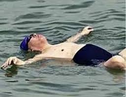 江泽民在死海游泳旧照 恶心!跟帖惊人