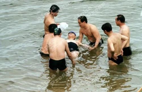 江泽民在死海游泳旧照 恶心!跟帖惊人