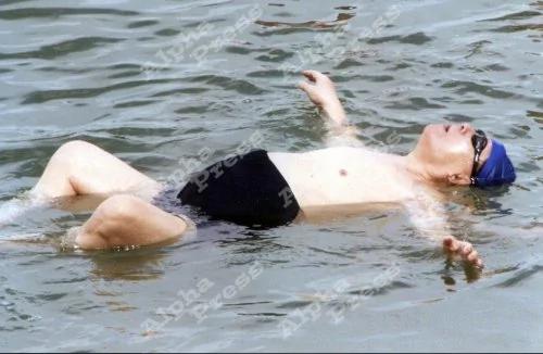 江泽民在死海游泳旧照 恶心!跟帖惊人