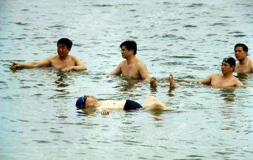 江泽民在死海游泳旧照 恶心!跟帖惊人