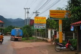 老挝北部城市芒赛街头随处可见中文酒店、餐厅的标牌。（美国之音朱诺拍摄，2013年8月9日）