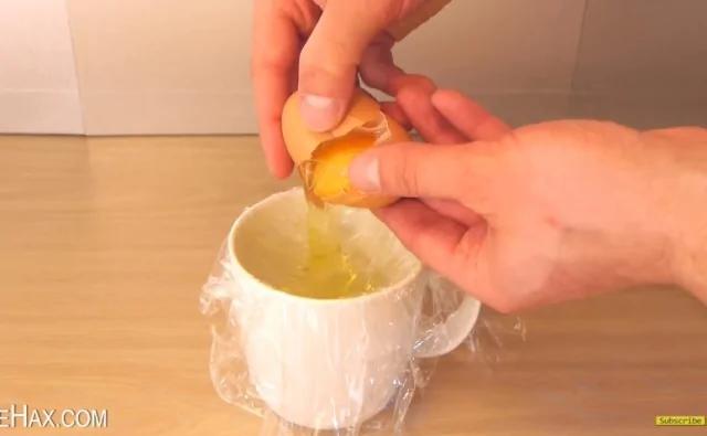 把鸡蛋用PE保鲜膜包好后 丢进热水里 没想到结果却是……
