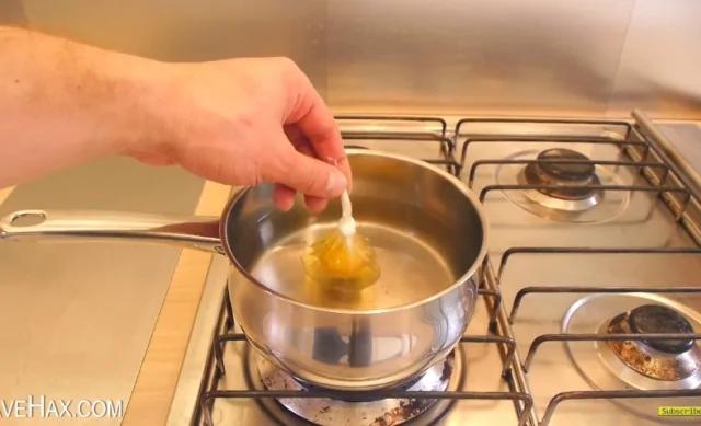 把鸡蛋用PE保鲜膜包好后 丢进热水里 没想到结果却是……