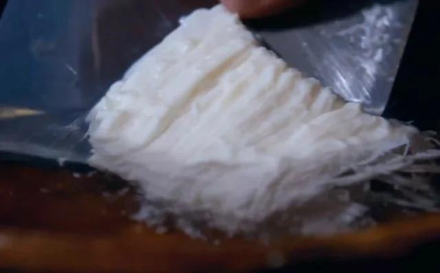快手将豆腐切烂 没想到等他将豆腐丢进水里 简直不敢相信啊!