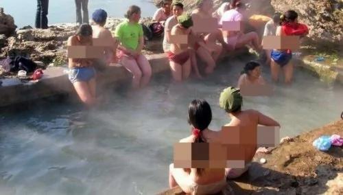 云南土著习俗天体浴 竟遭游客狂拍裸照