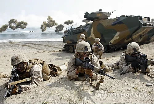 资料图片：韩美海军陆战队2014年进行双龙训练时的情况。（韩联社）