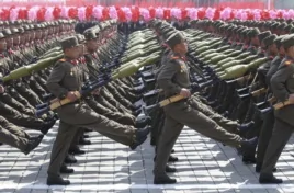 在朝鲜纪念金日成生日的庆典阅兵中，军人在行进（2012年4月15日）
