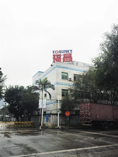 2月19日，深圳福昌電子廠區保全嚴密，外牆上貼著《重整公告》。攝影/新京報記者趙毅波