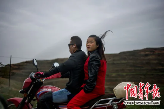 2015年10月29日，甘肅省天水市通往甘谷縣城的公路上，兩個年輕人騎着摩托車趕路。本報記者李雋輝/攝