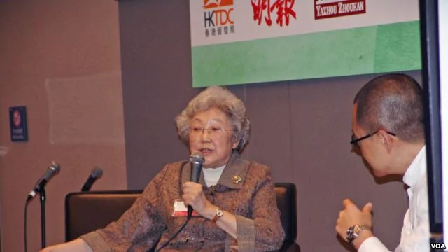 中国学者资中筠（左）在香港书展的讲座中谈论中国(2012年7月18日，美国之音丁力拍摄)