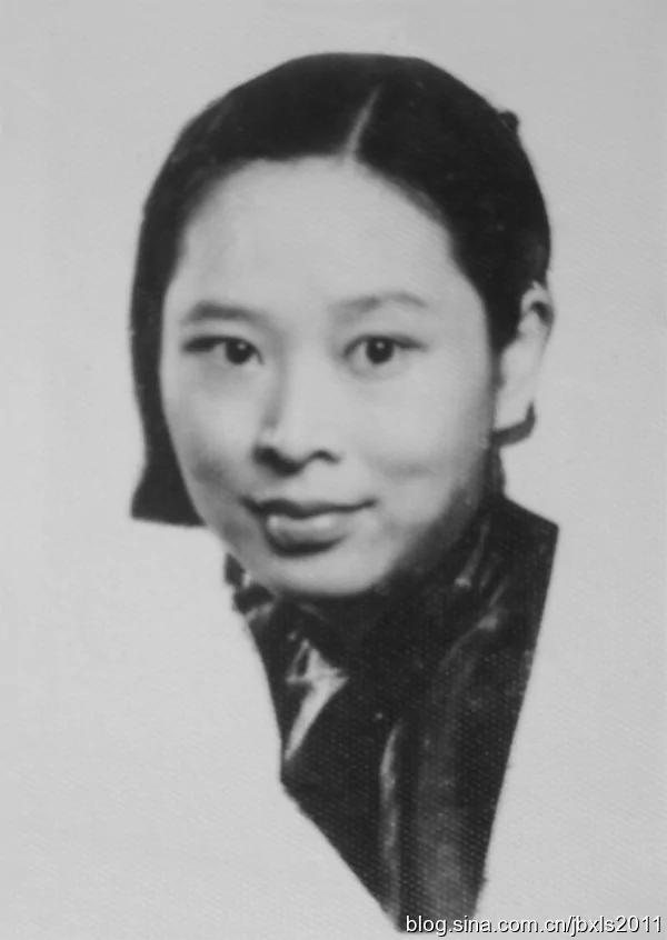 开国大典毛泽东周恩来身后的美女是谁