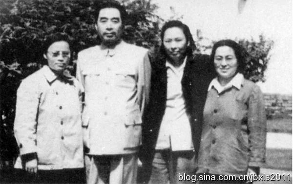 开国大典毛泽东周恩来身后的美女是谁