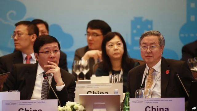 中国财政部长楼继伟（左）与中国人民银行行长周小川星期五在上海召开的20国集团财政部长和中央银行行长会议上（2016年2月26日）