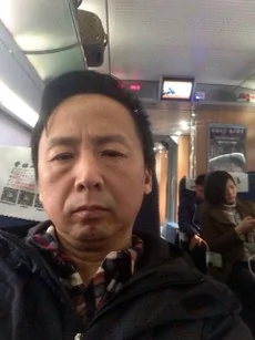 一位湖北訪民在進北京的列車上。（喬龍提供）