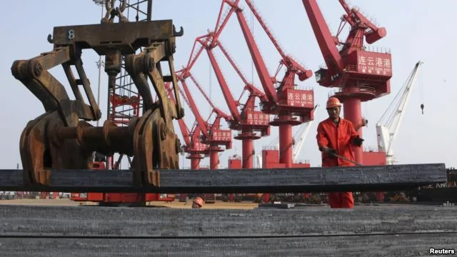 工人在江苏连云港把钢材装船出口