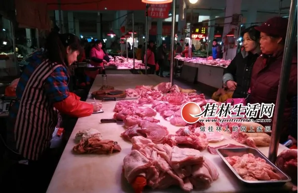 过年早已过去，猪肉价格仍旧坚挺。市民嫌贵，摊主叹难卖。