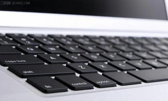 如何清除电脑键盘上的灰尘？