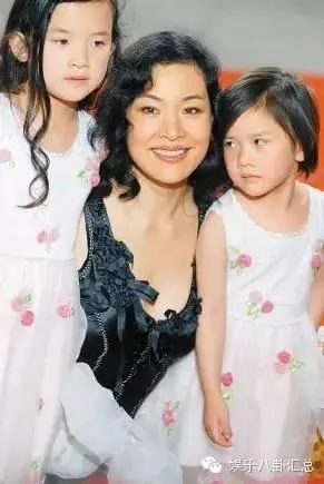 她是华人女星骄傲，因不孕领养一对双胞胎，怀孕后却又将其弃养！