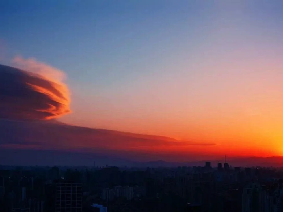 3月7日傍晚，北京的天空突然出現一層厚雲，邊緣在夕陽映照下，隱若透現紅光。大批網民紛紛上傳相關相片，更稱該云為「七彩祥雲」。