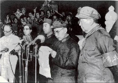周恩来与毛泽东林彪在天安门惊人一幕