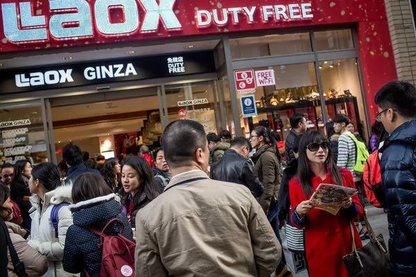 日本是中國遊客最喜愛的目的地之一。去年2月，一群遊客下了旅遊大巴，等待進入一家免稅商店。