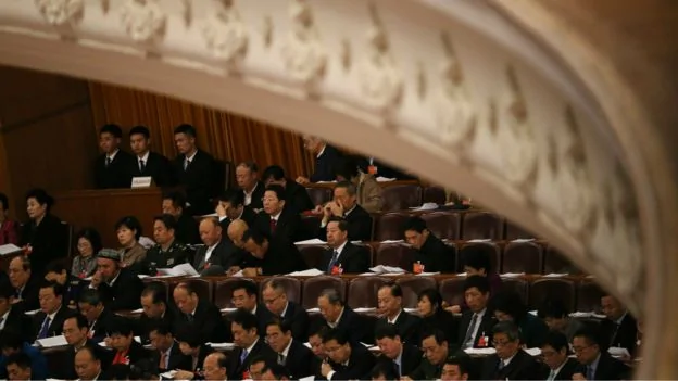 中国全国人大会议上的与会代表齐坐人民大会堂